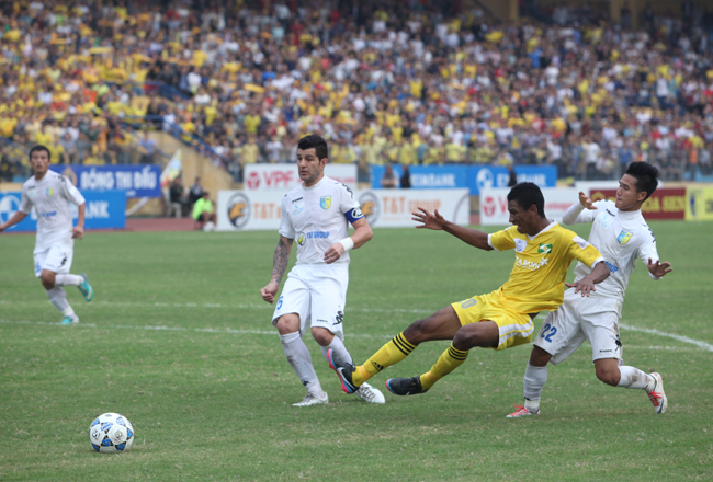 Kết thúc hiệp một đội khách dẫn trước 1-0.